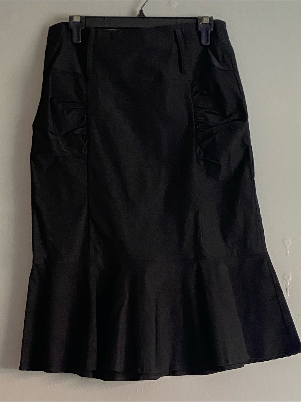 Belle Pogue Elegant Black Midi Skirt with Subtle Ruching Size L